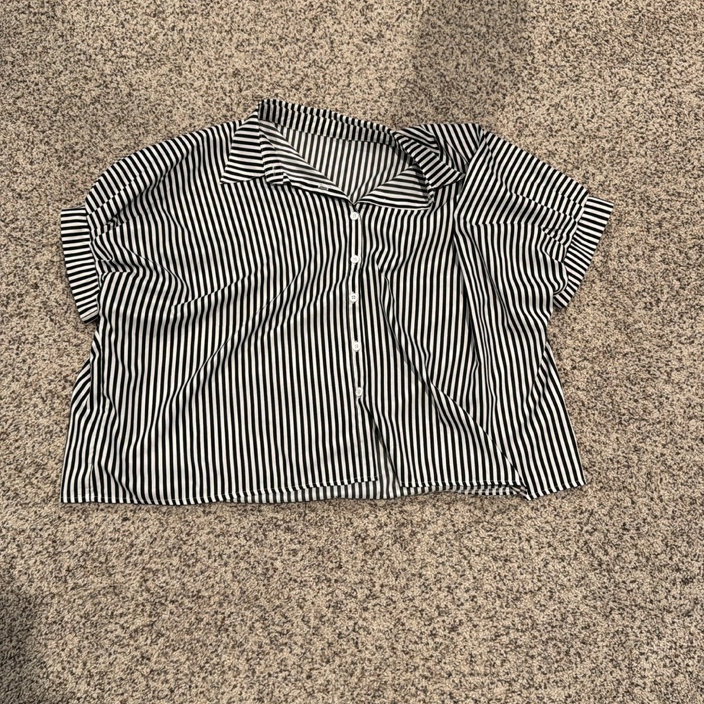 Black and White Striped Button-Up Shirt Az M Oversized